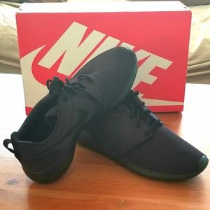 NIKE - Black Roshe One